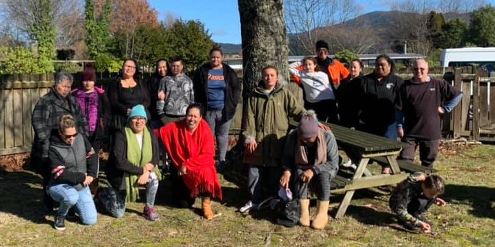 Whānau and Ngā Iwi o Mokai Patea Services Trust kaimahi who attended an E Tū Whānau wānanga in 2020 gather for a photo