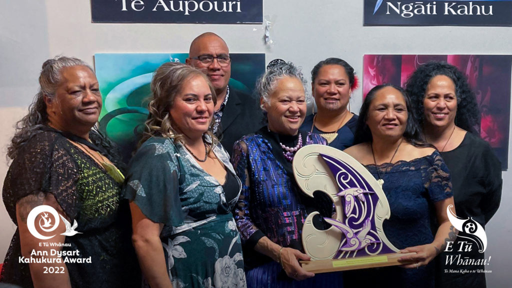 Waitomo Papakāinga kaimahi Rima Witanga, Memory Taraeka, Mervyn Rawiri, Katie Murray, Elle Ruapapera, Rita Greaves and Eva Trebilcock hold the taonga they won in the E Tū Whānau Ann Dysart Kahukura Award 2022