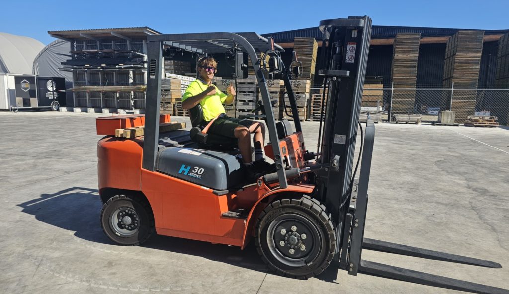 Rangatahi on forklift