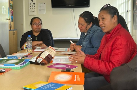 3 wahine from Pomare in a hui